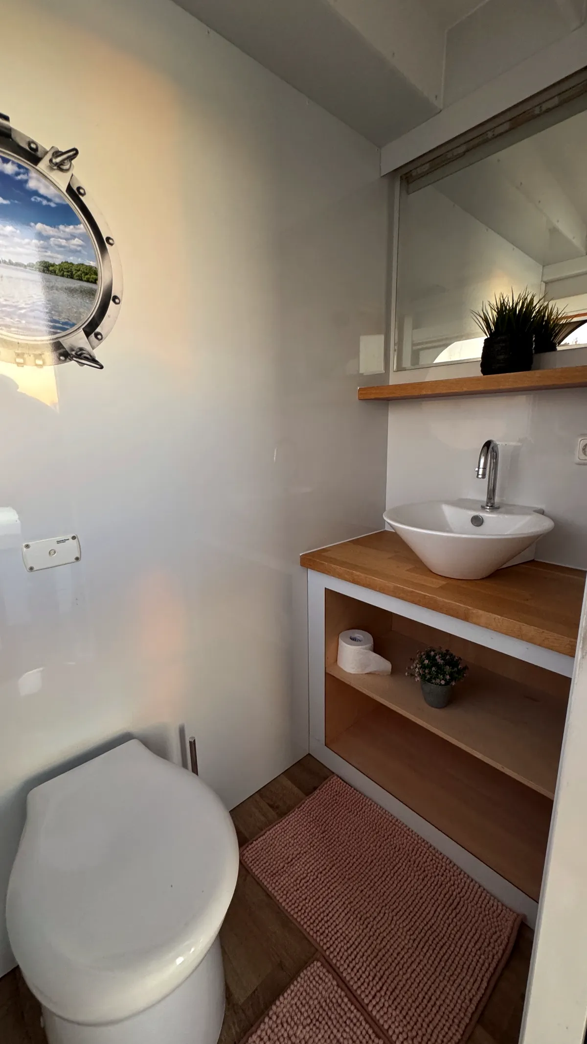 WC-Raum mit Waschbecken und elektrischer Toilette