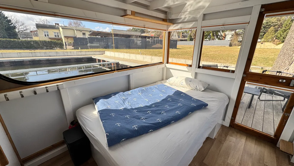 Queensize-Bett mit blauer Bettwäsche im maritimen Design