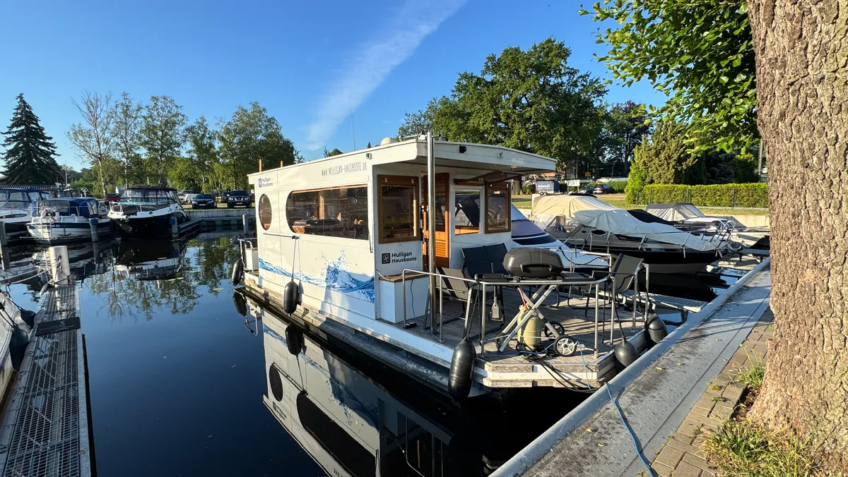 Das Hausboot am Steg im Yachthafen Schmöckwitz