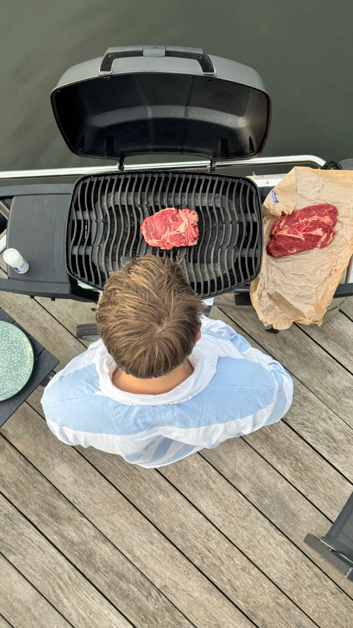 Steaks auf dem Gasgrill an Deck