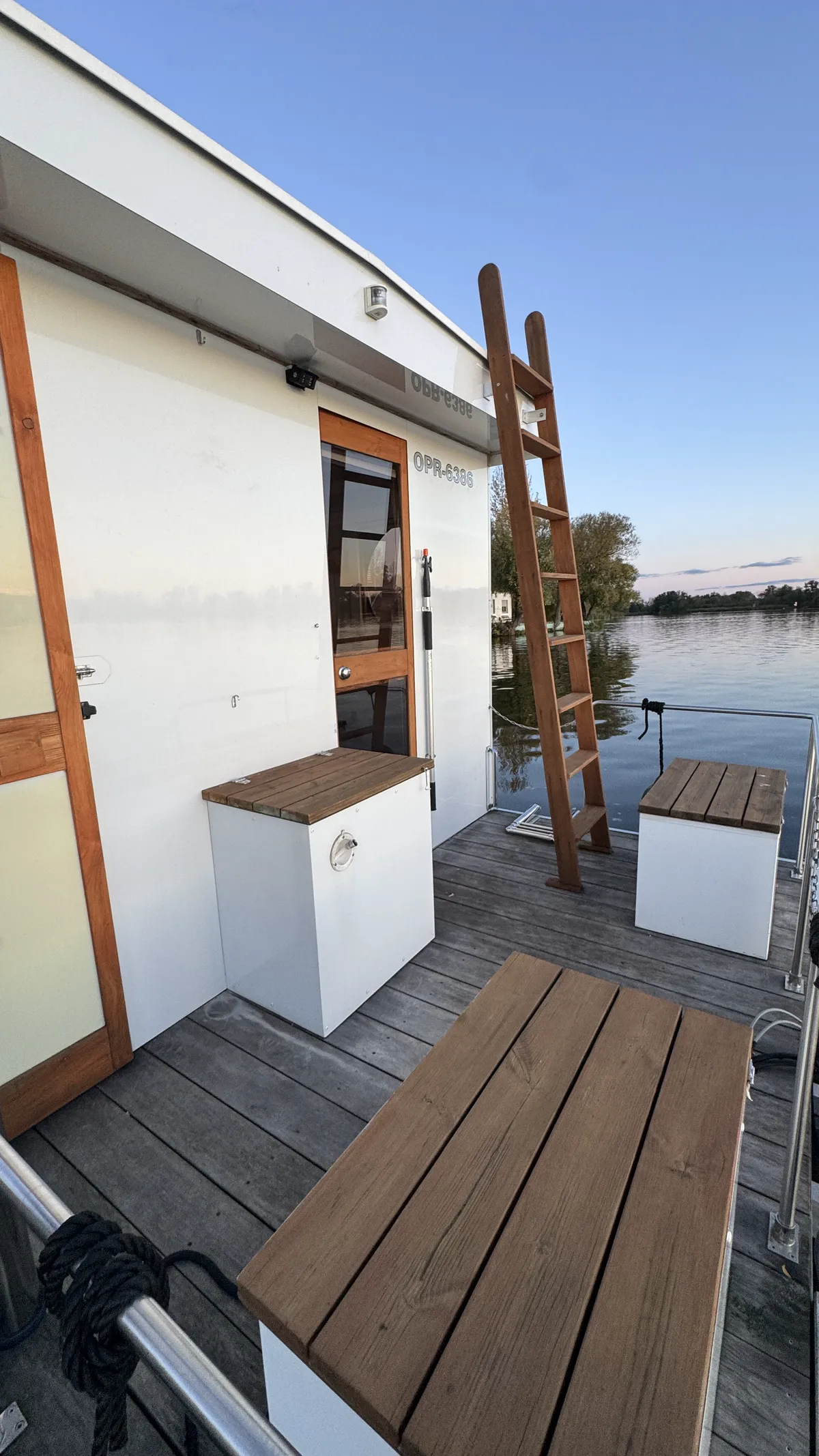 Heckterrasse mit Sitzbank und Leiter zum Dach