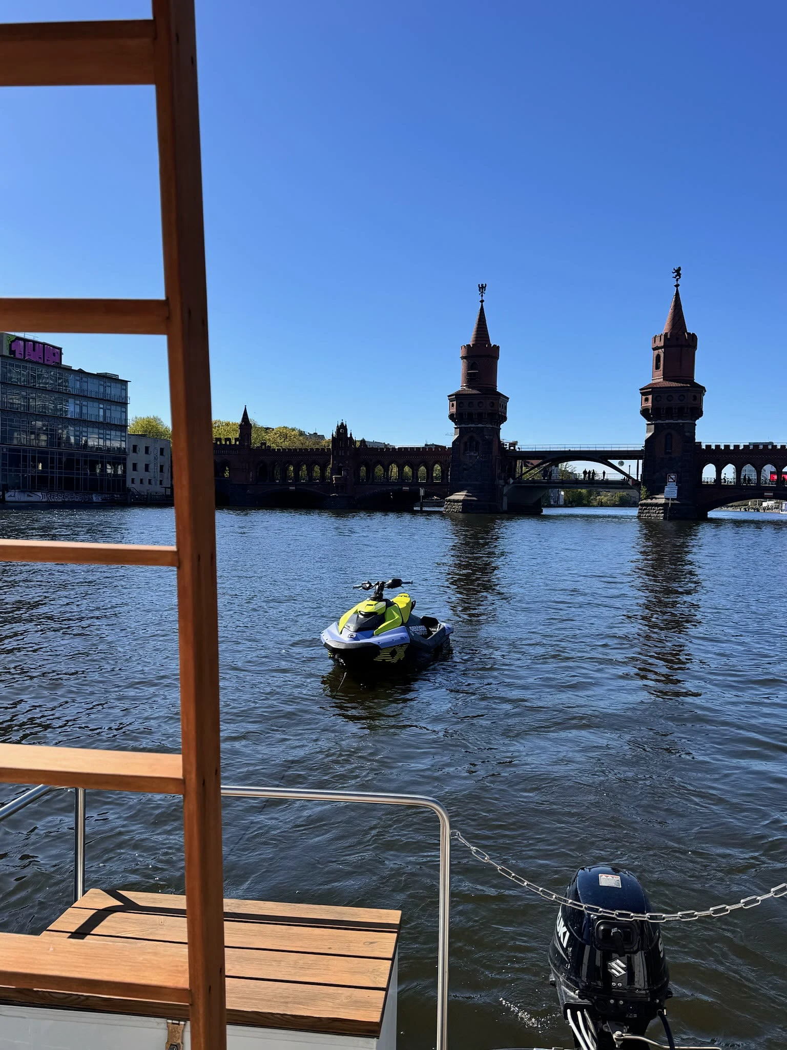Jetski auf der Spree vor der Oberbaumbrücke, fotografiert vom Heck des Hausboots