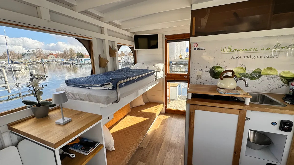 Etagenbett im Abendlicht, Blick über den Hafen